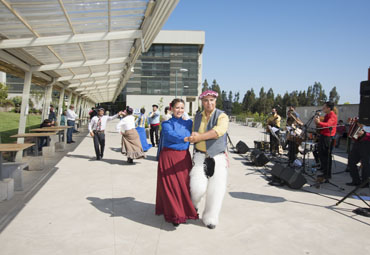 Conjunto Folklórico PUCV realiza tradicional Saludo al Pesebre en diferentes sedes de la Universidad - Foto 1