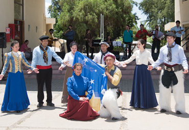 Conjunto Folklórico PUCV realiza tradicional Saludo al Pesebre en diferentes sedes de la Universidad - Foto 3