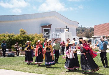 Conjunto Folklórico PUCV realiza tradicional Saludo al Pesebre en diferentes sedes de la Universidad - Foto 2