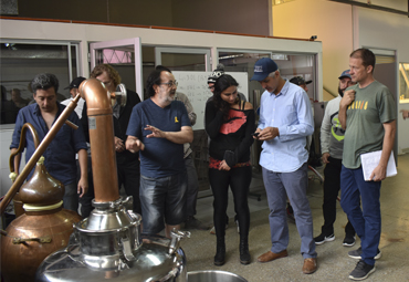 Escuela de Alimentos de la PUCV realiza taller práctico de destilación junto a invitados internacionales - Foto 1