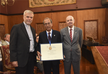 Académico Ismael Kasahara es investido como Profesor Emérito de la PUCV - Foto 2