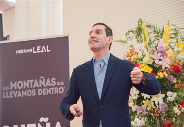 Montañista Hernán Leal inaugura año académico de la Escuela de Negocios y Economía