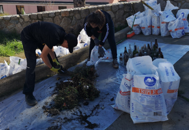 Estudiantes PUCV realizan limpieza ecológica en sector Barón