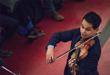 Violinista chileno-alemán Manuel Druminski y la Orquesta de Cámara PUCV brindan concierto por el Día del Sagrado Corazón - Foto 2