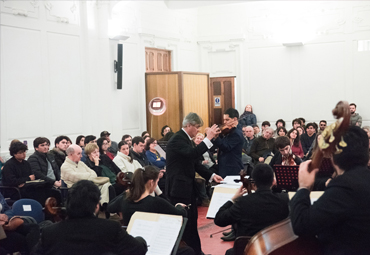 Violinista chileno-alemán Manuel Druminski y la Orquesta de Cámara PUCV brindan concierto por el Día del Sagrado Corazón - Foto 4