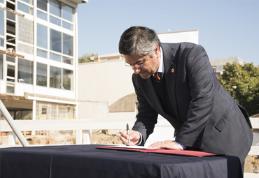 Bendicen y colocan primera piedra del nuevo edificio para Escuela de Negocios y Economía - Foto 3