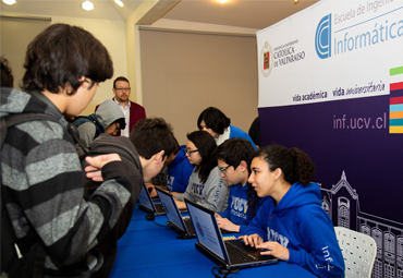 Día Abierto PUCV 2019 reúne a alumnos secundarios de la región que viven por un día la experiencia universitaria - Foto 3