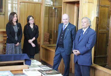Profesor Emérito Eduardo Cavieres dona colección de libros de historia regional a la PUCV - Foto 1