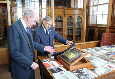 Profesor Emérito Eduardo Cavieres dona colección de libros de historia regional a la PUCV - Foto 3