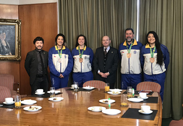 Rector recibe a equipo femenino de básquetbol 3x3 PUCV que clasificó a Liga Mundial de China