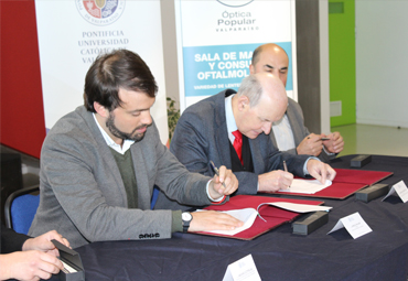 PUCV y Corporación Municipal de Valparaíso firman convenio de cooperación en el área de la oftalmología - Foto 2