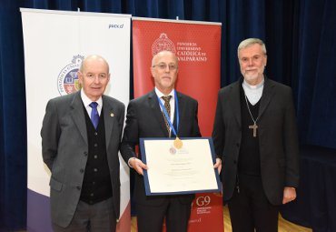 PUCV otorga distinción Doctor Scientiae et Honoris Causa al académico Carlos Esplugues Mota - Foto 1