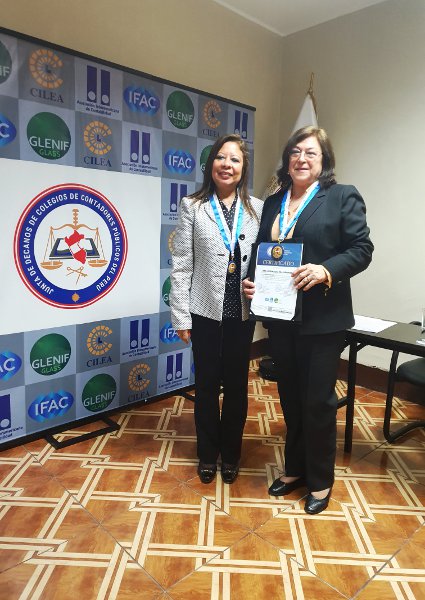 Profesora Berta Silva recibe reconocimiento en Perú por su aporte al desarrollo de la profesión contable - Foto 2