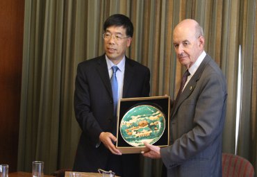 PUCV firma convenio marco de colaboración con la Universidad Zhejiang Sci-Tech de China - Foto 4
