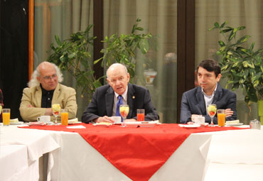 Rector agradece compromiso de vigilantes de la Universidad durante estallido social con simbólico desayuno - Foto 2