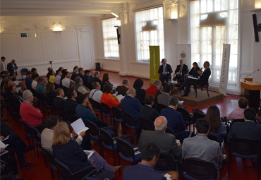 Con reflexivo y propositivo debate se realiza jornada sobre descentralización en la PUCV - Foto 1