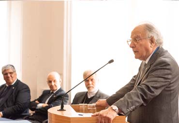 Académico Alfonso Muga es investido como Profesor Emérito de la PUCV - Foto 3