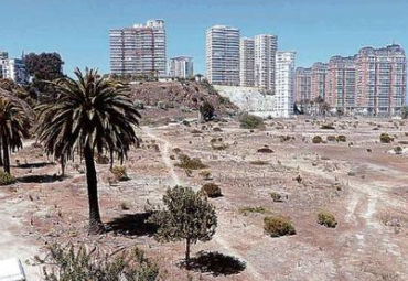 Rector Elórtegui respalda labor de académicos PUCV en proyecto Saneamiento del Terreno Las Salinas - Foto 1