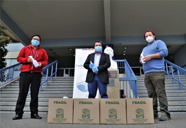 Escuela de Alimentos PUCV hace entrega de alcohol 70° a Hospital Carlos Van Buren - Foto 1