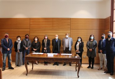 Universidad suscribe Contrato Colectivo con Sindicato Alberto Hurtado Cruchaga - Foto 1
