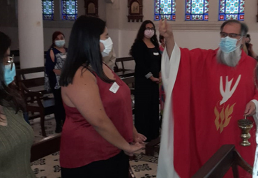 Estudiantes reciben sacramentos religiosos en la PUCV - Foto 2