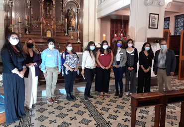 Estudiantes reciben sacramentos religiosos en la PUCV