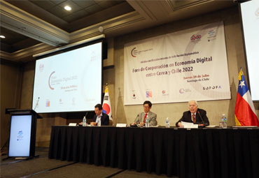 Director ejecutivo CEA PUCV participa en Foro de Cooperación de Economía Digital Chile-Corea - Foto 1