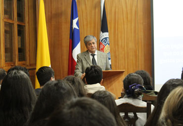 Estudiantes PUCV participan en charla sobre impuestos junto a director regional del SII - Foto 1