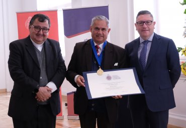 Académico Carlos Salinas recibe investidura como Profesor Emérito PUCV
