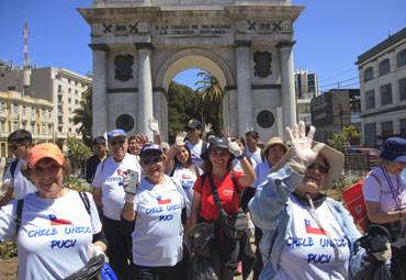 Más de 200 personas participaron en jornada deportiva “Plogging PUCV” - Foto 4