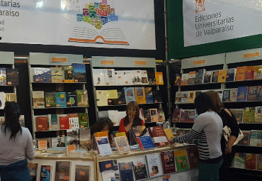 PUCV potencia su presencia en Feria Internacional del Libro de Santiago