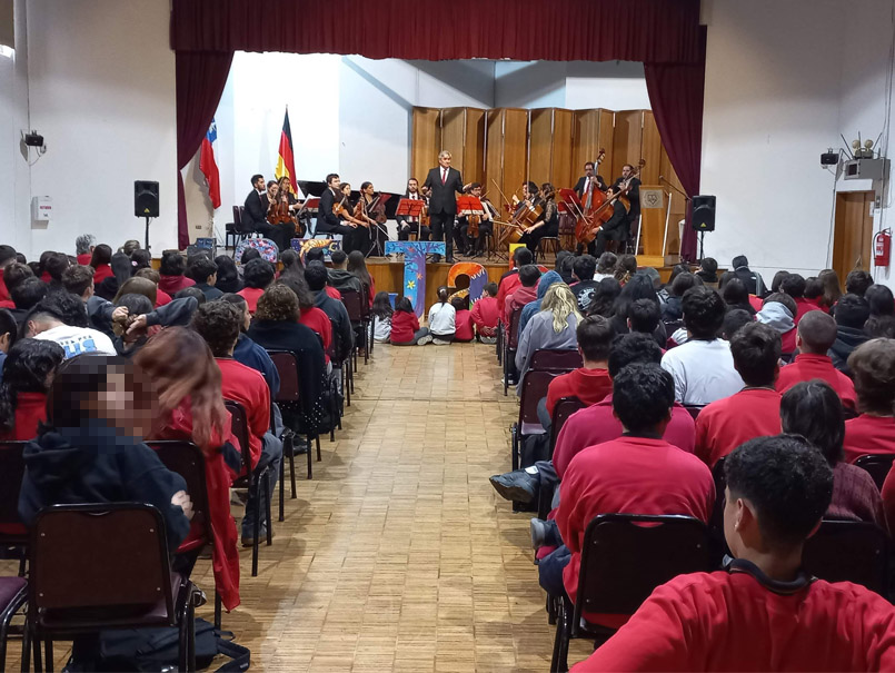 300 estudiantes del Colegio Alemán participan en concierto brindado por Orquesta PUCV