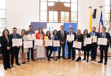 CEAL gradúa a 19 nuevos profesionales de los Magísteres en Dirección Pública y en RR.II. - Foto 1