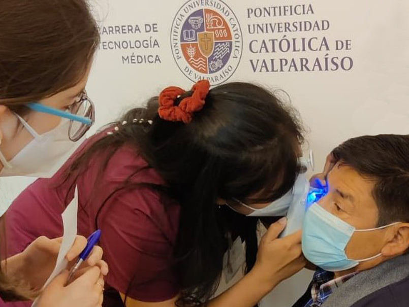 Estudiantes y académicos PUCV dan apoyo oftalmológico gratuito en Valparaíso