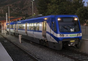 PUCV y EFE Valparaíso firman convenio para potenciar tecnología ferroviaria - Foto 1
