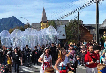 Estudiantes de Arquitectura y Diseño confeccionan “medusas” para carnaval en Pucón - Foto 1