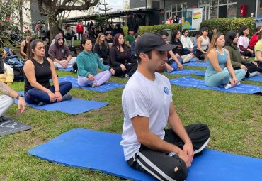 Estudiantes de diversos campus se congregan en torno al yoga