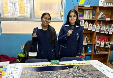 Alumnos PUCV llevan los inicios del barrio El Almendral en mapeo patrimonial a escuela porteña - Foto 1