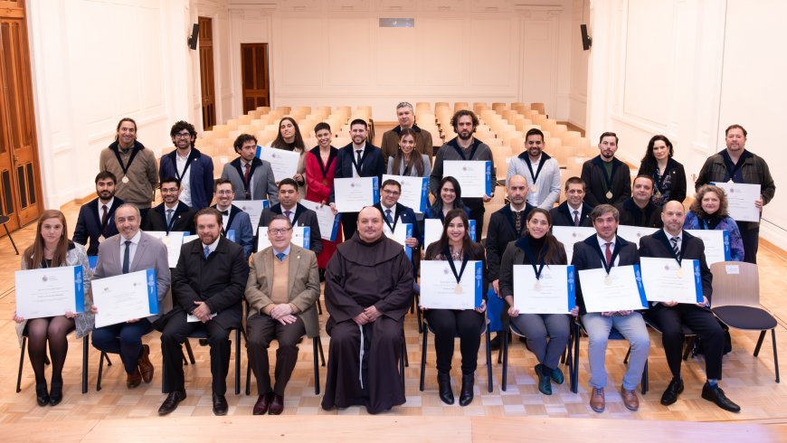 Católica de Valparaíso ha formado a 662 doctores que aportan al desarrollo del país
