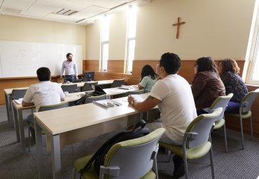 Sistema de Biblioteca presenta nuevo servicio para postgrado en CEA-PUCV Santiago
