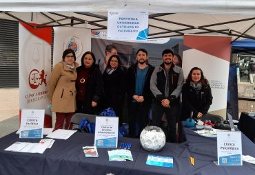 PUCV ofreció asesoría gratuita a través de sus clínicas en Feria Laboral para mujeres