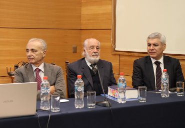 Profesor Eduardo Cordero presentó libro sobre Derecho Administrativo en Argentina y Chile
