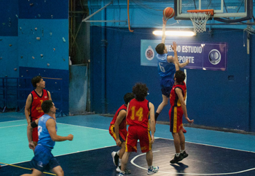 Estudiantes de taller deportivo de básquetbol disputan encuentro con USM