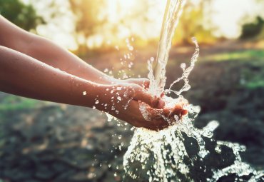 Estudiante de Ingeniería Civil Metalúrgica crea dispositivo que transforma el aire en agua