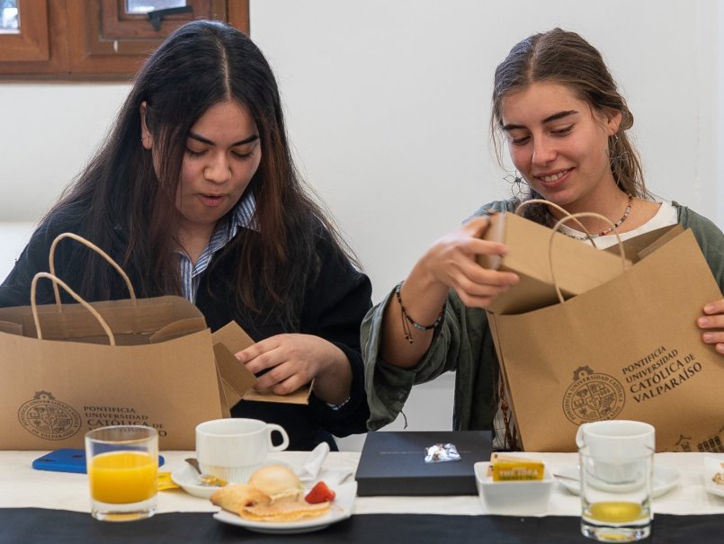 Galería: PUCV destaca el aporte que desarrollan sus voluntarios y voluntarias