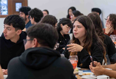 Estudiantes con puntajes destacados se reúnen con Rectoría