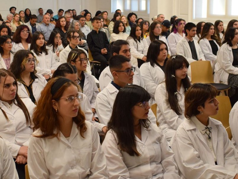 PUCV realizó ceremonias de investidura de carreras de Pedagogía