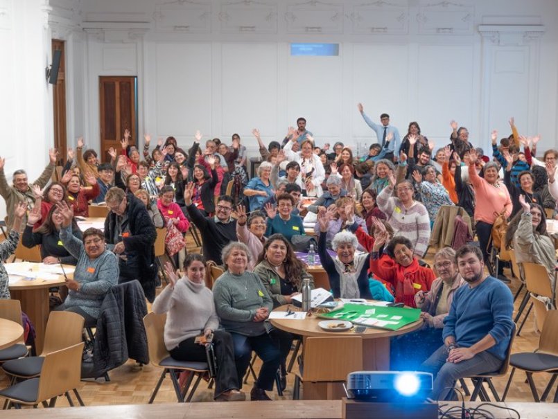 Adultos mayores y jóvenes se reúnen en Encuentro Intergeneracional