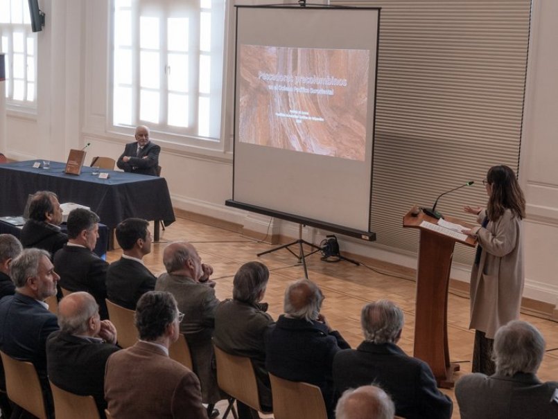 Profesor presentó completo libro con historia de pescadores precolombinos