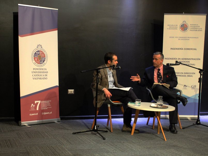 Escuela de Negocios y Economía celebró conversatorio junto a connotado economista